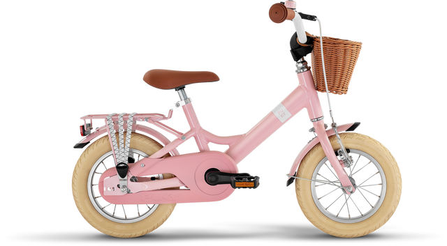 PUKY Youke 12 Classic barncykel är en charmig rosa cykel för barn i åldrarna 3, med beige däck, en bekväm brun sits, en flätad korg, silver bakställ och ett säkert kedjeskydd för stil och säkerhet.