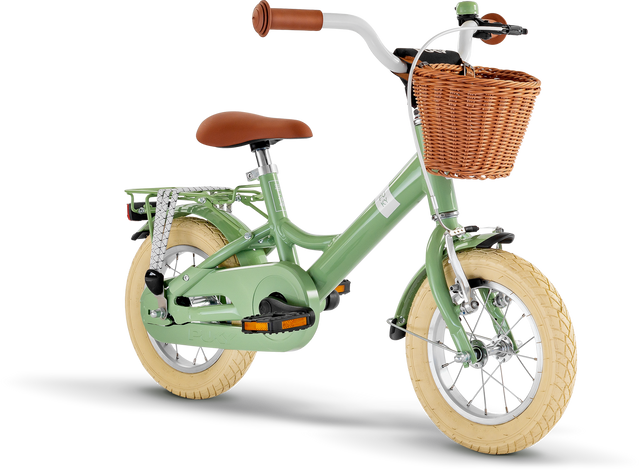 En PUKY Youke 12 Classic barncykel för 3-åringar har en flätad korg, brunt styre och säte, krämfärgade däck och ett bakställ med silverdetaljer.