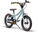 PUKY Barncykel ultralätt 14" för åldrarna 3+ har en ljusblå ergonomisk ram, svarta hjul och handtag, vadderad sits, gula pedaler, träningshjul och ett stöd. Varumärke syns på ramen, sätet och styrets skydd.