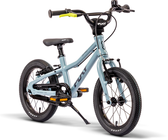 PUKY Barncykel ultralätt 14" för åldrarna 3+ har en ljusblå ergonomisk ram, svarta hjul och handtag, vadderad sits, gula pedaler, träningshjul och ett stöd. Varumärke syns på ramen, sätet och styrets skydd.