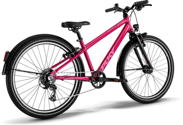 En PUKY Juniorcykel - 24 Tum - 8 år - 8 Gear - Dynamo Lampa, i rosa med svart styre, säte och däck, visas mot en svart bakgrund. Den har en robust ram, främre fjädrande gaffel och breda däck för terrängcykling. Denna Puky Cyke har också ett växelväxelsystem och framstående varumärke på 24 Tum-ramen.