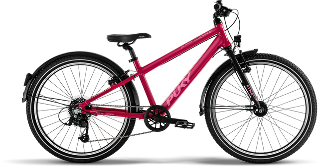 En livlig rosa PUKY Juniorcykel, designad för 8-åringar, har en svart sits, svart styre och svarta däck. Denna 24 Tum-cykel är utrustad med främre och bakre skärmar, en framgaffel och 8 växlar. För ökad synlighet inkluderar den reflexer på ekrarna fram, bak och hjul.