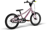 Den rosa PUKY Barncykel ultralätt LS-PRO 16" för åldrarna 4 har svarta däck, ett matchande säte och styre. Den har ett partiellt kedjeskydd och handbromsar, med PUKY-märket visas på ramen mot en vanlig vit bakgrund.