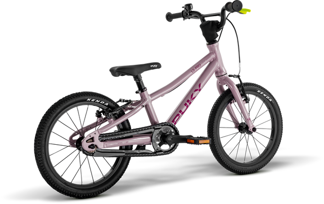 Den rosa PUKY Barncykel ultralätt LS-PRO 16" för åldrarna 4 har svarta däck, ett matchande säte och styre. Den har ett partiellt kedjeskydd och handbromsar, med PUKY-märket visas på ramen mot en vanlig vit bakgrund.