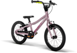 PUKY Barncykel ultralätt - 16" för åldrarna 4+ har en robust rosa ram, svarta däck och säte, gul-accenterade styre och ett stöd, allt på en vanlig vit bakgrund.