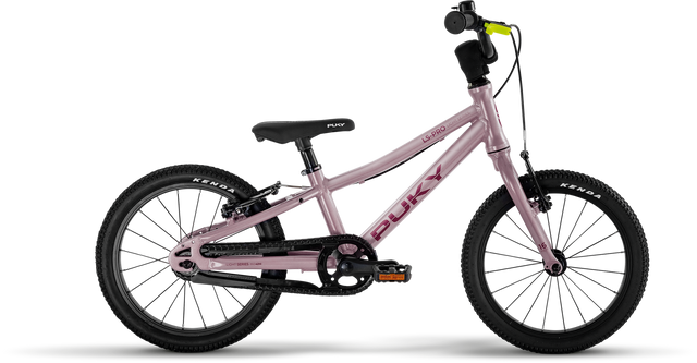 PUKY Barncykel ultralätt – 16" för åldrarna 4+ har en enkel rosa design med svart styre, säte och däck. Den inkluderar ett enkelt kedjeblad och pedalbromsar för en mjuk körning och stolt visar "PUKY" på ramen.