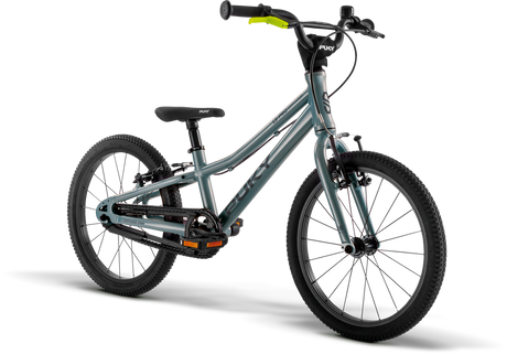 PUKY Barncykel ultralätt - 18" har en elegant design i grått med svarta hjul och ett livfullt gult styregrepp. Den inkluderar barnvänliga V-bromsar, ett rakt topprör, kedjeskydd, bekväm sits och platta pedaler.