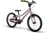 PUKY Barncykel ultralätt är en 18" barncykel för 5 år, med en lätt ram och ett enda växelsystem, designat för enkel körning. Den har svart styre med gula handtag och har en minimalistisk design.