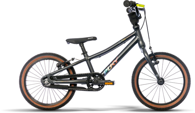 PUKY Barncykel ultralätt 16" är en snygg cykel för barn från 4 år, med svart ram, vadderad sits, breda bruna däck och ett främre V-broms-handtag till höger. Den har färgglada accenter och en robust konstruktion, perfekt för unga äventyrare.