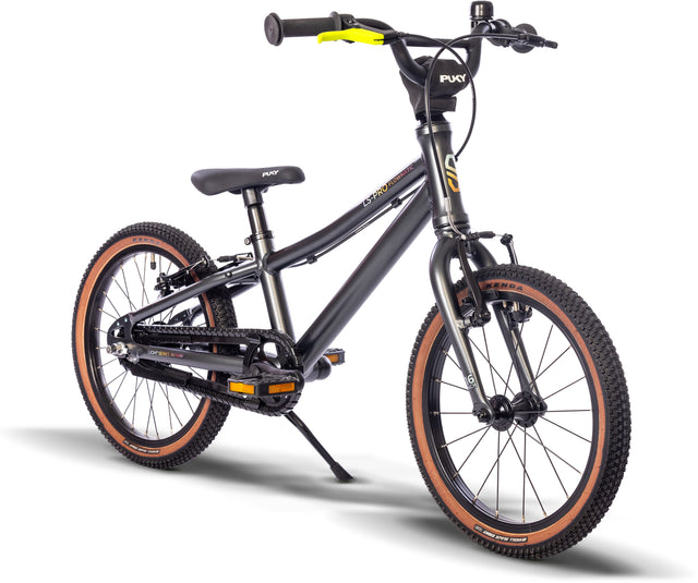 PUKY Barncykel ultralätt - 16" - 4 år - Flowmatic 2-växeln har en robust svart ram och bruna däck med distinkt märke. Den är utrustad med V-broms handbromsar, en bekväm sits och ett stödställ, vilket gör den idealisk för unga förare.