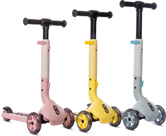 Tre livfulla Sparkcykel-skotrar från PUKY visas sida vid sida. De finns i rosa, gult och blått med transparenta hjul och svart styre. Varje modell har en bakhjulsbroms och justerbara skaft för att passa olika höjder.