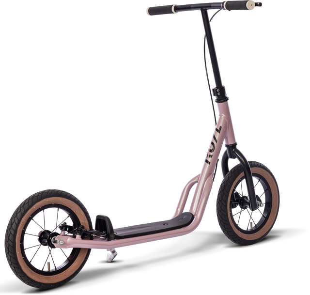 En snygg PUKY R 07 L sparkcykel har stora svarta hjul, en rosa ram och ett svart styre med "PUKY"-märke. Dess minimalistiska design står elegant mot en vanlig vit bakgrund.