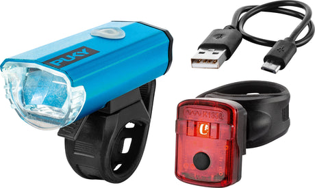 Ljusset LED - Puky Lumi från okänd leverantör inkluderar en blå cykellykta fram med svart rem och LED Strålkastare, plus ett rött bakljus. Den levereras med en USB-kabel och mikro-USB-adapter, allt elegant presenterat på en vit bakgrund.