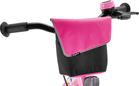Bilden visar Puky LT 2-väskan i rosa och svart fäst på ett barns cykelstyre. Den har en flik och okänd logotyp. Cykeln har svart styre med rosa accenter på ramen.